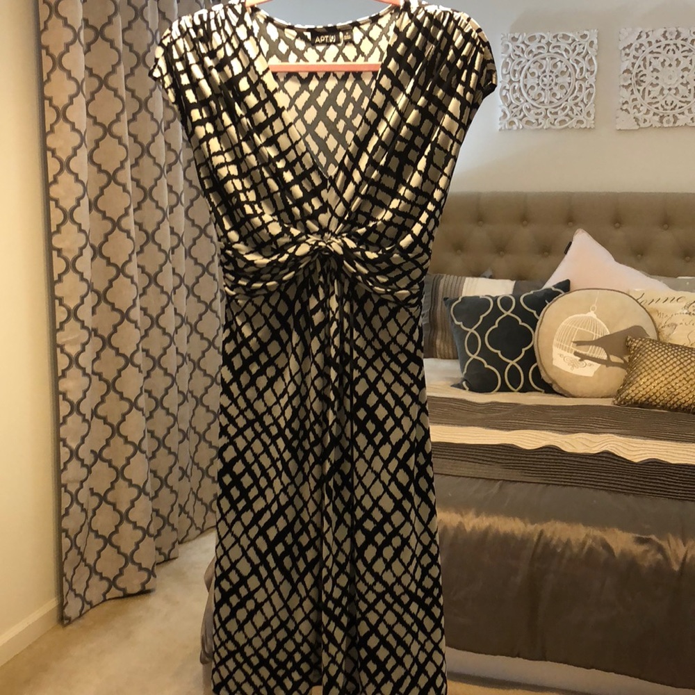 Knee length dress with back tie